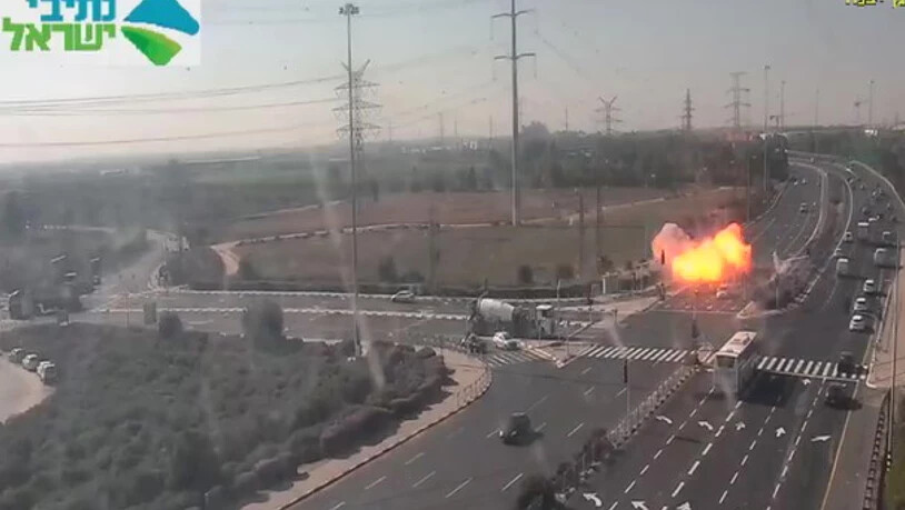 Einschlag einer mutmasslich aus dem Gazastreifen abgefeuerten Rakete bei einer Strasse in der israelischen Stadt Ashdod.