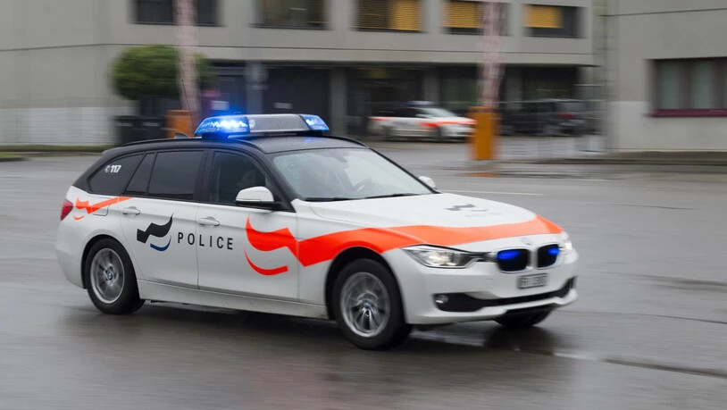 Die Polizei dein Freund und Helfer: Im deutschen Bundesland Nordrhein-Westfalen hat die Polizei ein im Auto eingeschlossenes Kleinkind mit blinkenden Warnlichtern unterhalten bis man das Kind aus dem Auto befreien konnte. (Symbolbild)