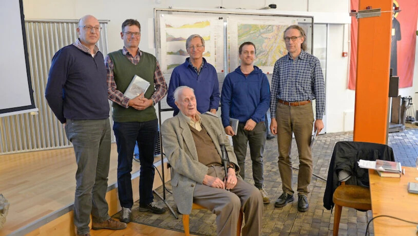 Autoren und Redaktoren: Oliver Kempf (von links, stehend) Reto Hänni, Stephan Frank, Rafael Caduff, Andreas Baumeler und René Hantke (sitzend) feiern «Blatt Linthal».