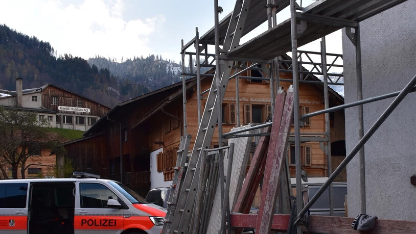 Ein Mann stürzte in Jenaz von einer Leiter und verletzte sich mittelschwer.