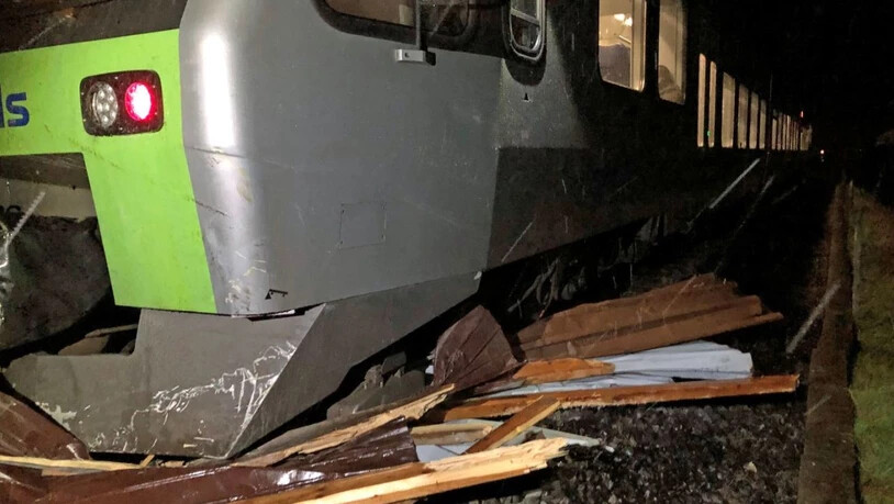 Eine S-Bahn ist im Entlebuch in einen Autounterstand gefahren. Dieser dürfte vom Wind auf die Schienen verschoben worden sein.