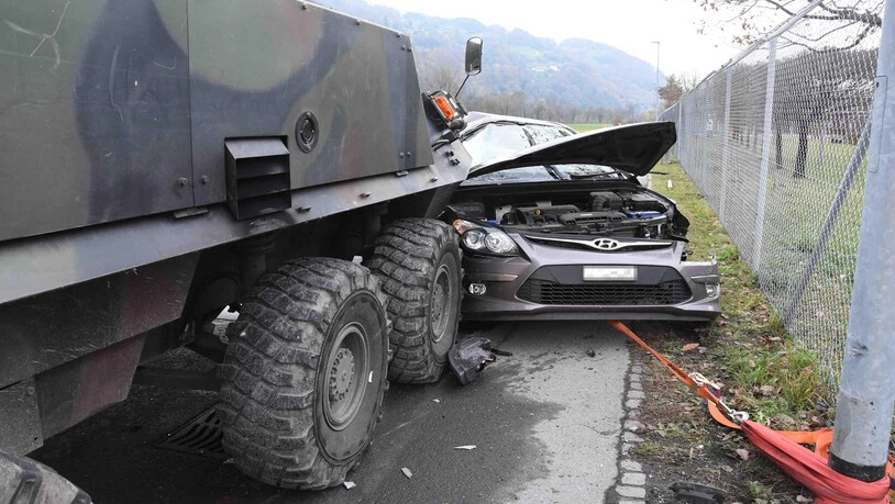 Die Beifahrerin im Auto wurde schwer und der Fahrer leicht verletzt.