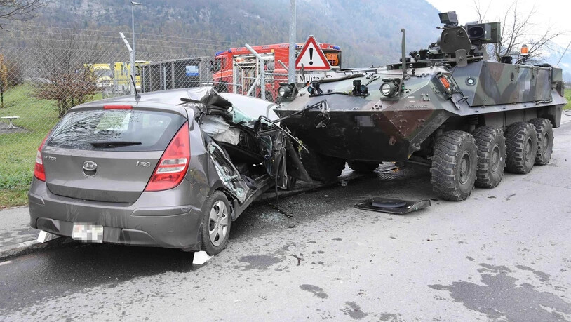 Die Beifahrerin im Auto wurde schwer und der Fahrer leicht verletzt.
