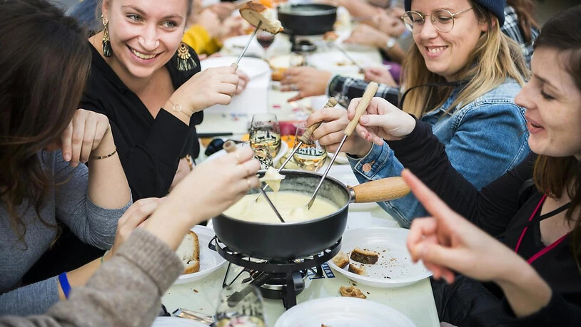 Keine Spur von Konkurrenzkampf an dieser Weltmeisterschaft in Tartegnin (VD): Fondue kochen und essen führt bei den Besuchern zu guter Laune und ausgelassener Stimmung.