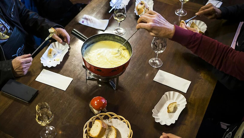 Brot, Wein und selbstverständlich Käse - das alles gehört zum weltbesten Fondue in Tartegnin (VD).