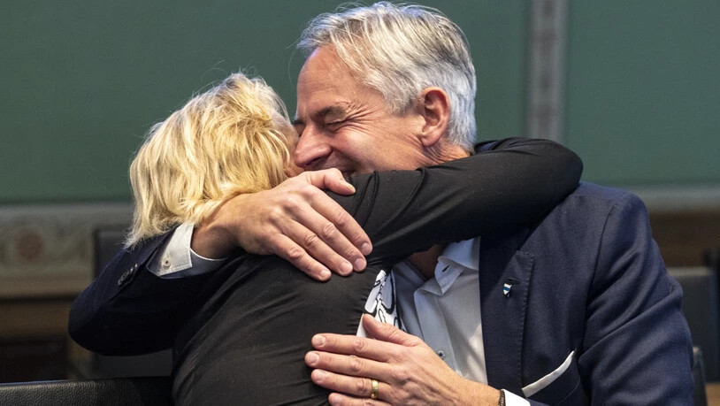 Der neu gewählte Zuger Ständerat Matthias Michel (FDP) wird von seiner Frau Christina umarmt.