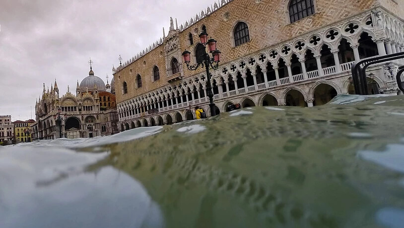 Das Salzwasser hat wichtige Kulturgüter in Venedig beschädigt. Das Ausmass der Schäden nach den Hochwassern wird langsam deutlich. (AP Photo/Luca Bruno)