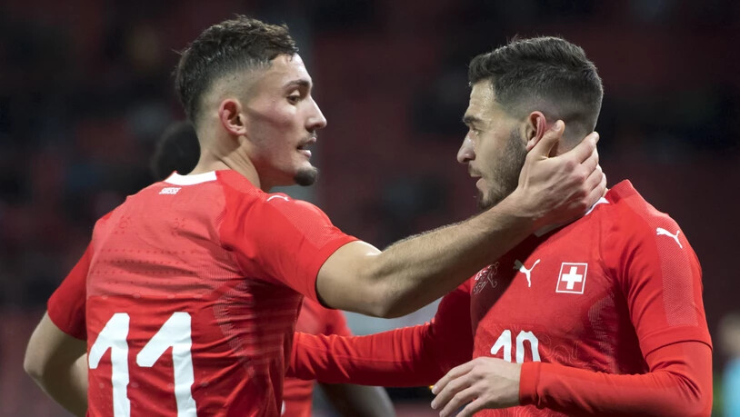Andi Zeqiri (links) führt die Schweizer U21 mit zwei Toren zum Sieg über Frankreich