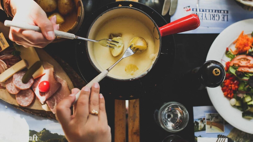 Fondue-Essen zu zweit oder mit Familie/Freunden in einem Iglu.