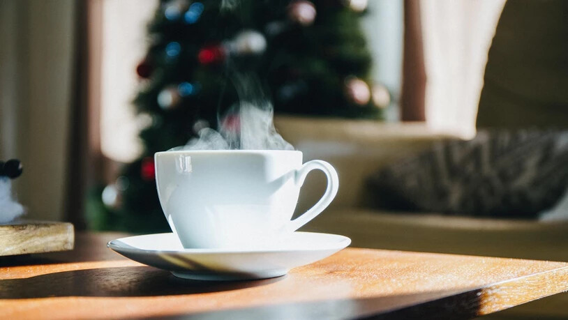 In der Weihnachtszeit einfach mal Zuhause bleiben und sich einen schönen Weihnachtsfilm mit Glühwein gönnen.