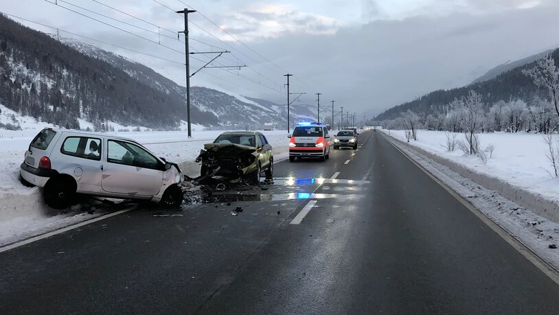 Die Autos sind nur noch Schrott, die Lenker wurden nur leicht verletzt.