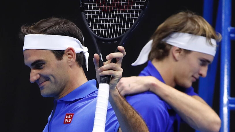 Roger Federer hatte sichtlich Spass - im Hintergrund sein Gegner Alexander Zverev