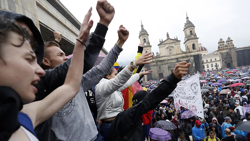 Dem Generalstreik und den Massenkundgebungen schlossen sich Studenten, indigene Gruppen, Umweltschützer und Opposition an. Sie protestieren in der Hauptstadt Bogotá und anderen Städten des Landes.