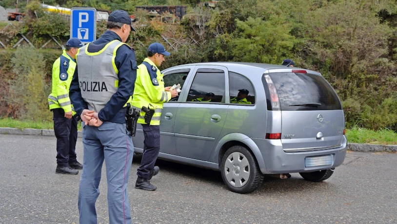 Gemischte Patrouille: Schweizer Grenzwächter werden von italienischen Kollegen bei der Fahrzeugkontrolle unterstützt.
