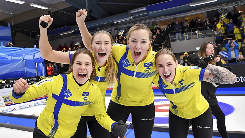 Anna Hasselborg (links) und ihre Mitspielerinnen Sara McManus, Agnes Knochenhauer and Sofia Mabergs nach dem Finalsieg in Helsingborg
