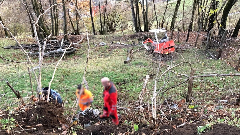 Hier geriet der Bagger ins Rutschen und kippte zur Seite.