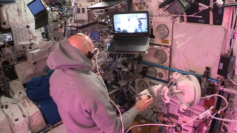 ISS-Astronaut Luca Parmitano steuert von der Raumstation aus einen Rover auf der Erde. Dabei hilft ihm eine Art Hightech-Joystick: ein Steuerungs-Interface mit haptischem Feedback, das an der EPFL entwickelt wurde.