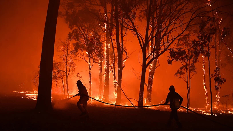 Australische Feuerwehrleute kämpfen gegen die Flammen zahlreicher Buschbrände. Nun steht ein junger Feuerwehrmann unter dem Verdacht,  Feuer gelegt zu haben. (Foto: Dean Lewins/EPA Keystone)