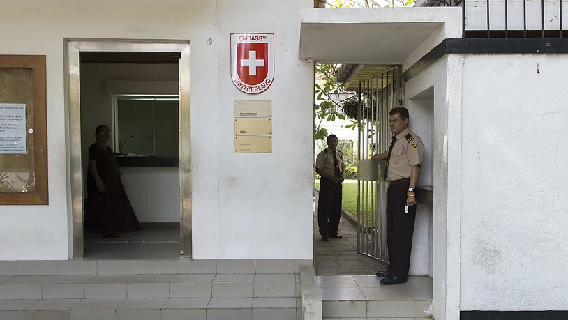 Sicherheitskräfte in der Schweizer Botschaft Sri Lankas in Colombo. (Archivbild)