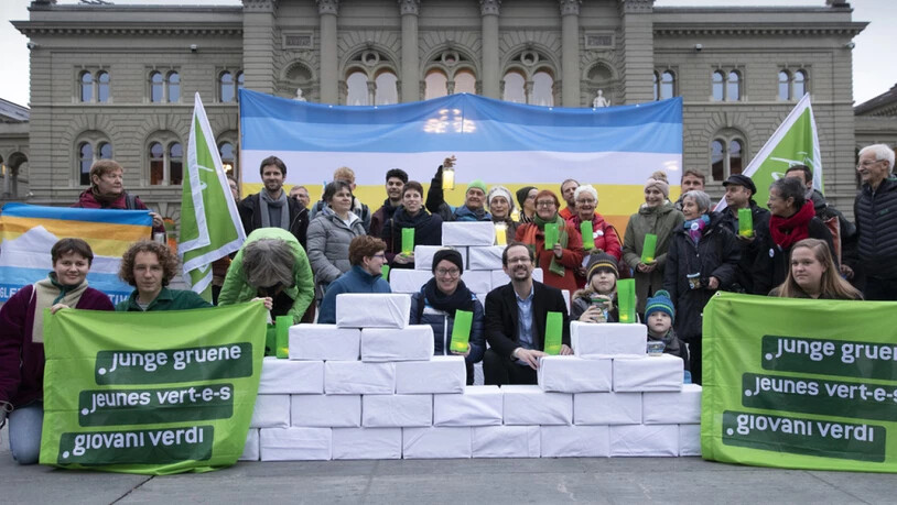 Balthasar Glättli (GPS/ZH) und Aline Trede (GPS/BE) posieren mit Mitgliedern der Grünen und jungen Grünen bei der Einreichung der Gletscherinitiative am Mittwoch auf dem Bundesplatz in Bern.