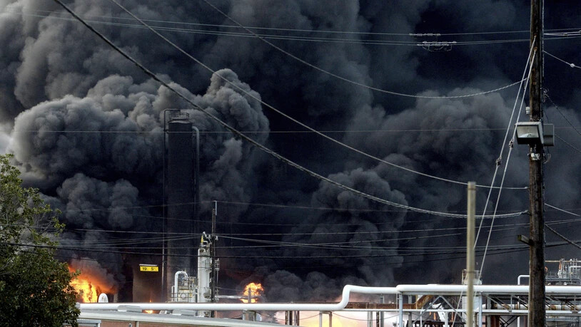 Zwei schwere Explosionen haben eine Chemiefabrik im US-Staat Texas erschüttert. (Foto: Kim Brent/The Beaumont Enterprise via AP)