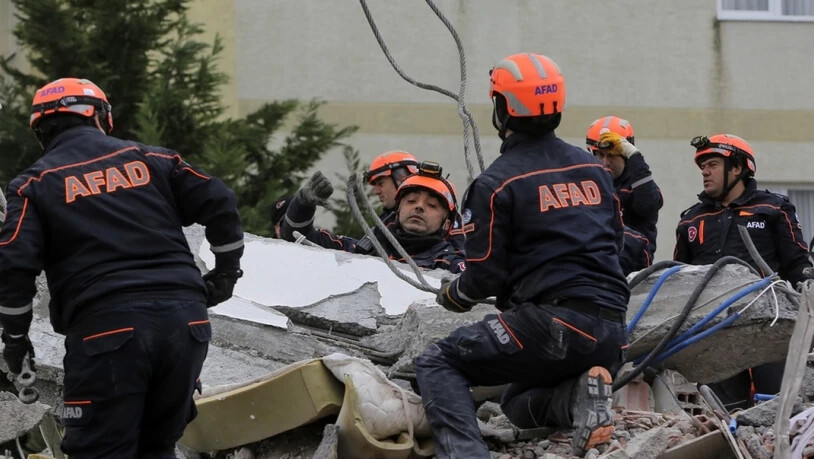 Türkische Rettungsteams suchen nach dem schweren Erdbeben in Albanien nach Verschütteten in Durres.