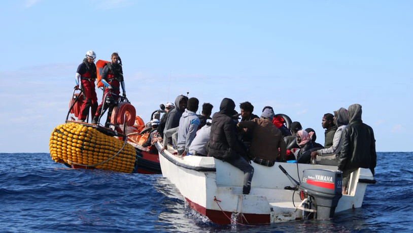Bereits vor einer Woche rettete die Besatzung der SOS Mediterranee des Schiffes Ocean Viking im Mittelmeer 30 Flüchtlinge in Seenot. (Archivbild)