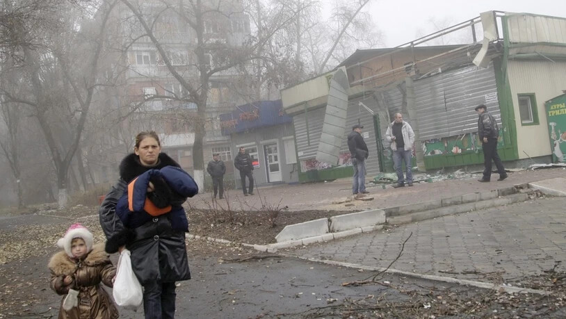 Eine ukrainische Frau mit ihren Kindern in den Strassen von Donezk. Die prorussischen Separatisten wollen das komplette Territorium der historischen Provinz (Oblast) Donezk in ihren neuen Staat einbinden. (Archivbild)