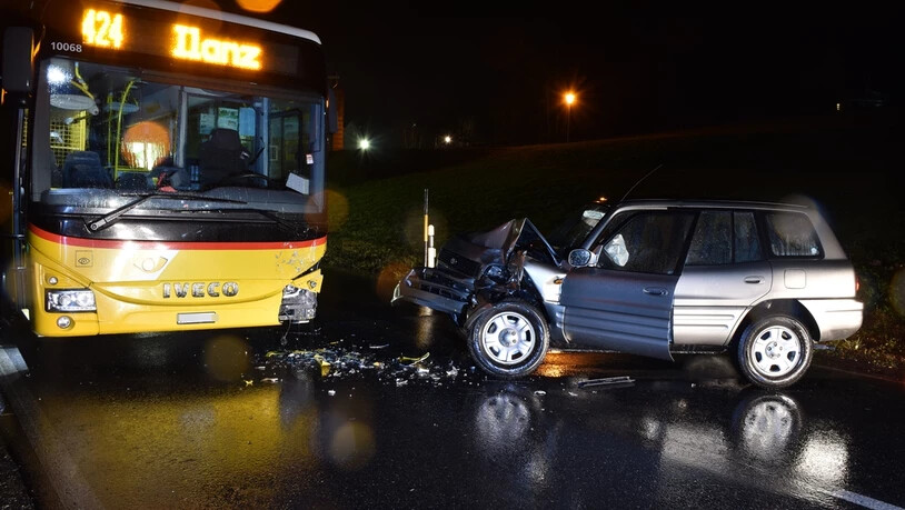 Der Fahrer des Autos erlitt bei der Kollision ein Schädel-Hirn-Trauma.