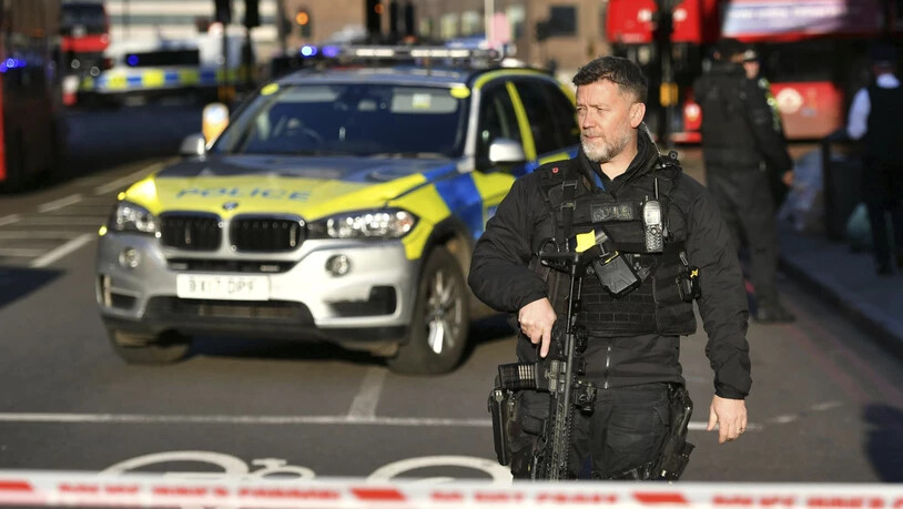 Die London Bridge ist nach Berichten über Schüsse abgeriegelt worden. Die britische Polizei stuft die Messerattacke als Terrorangriff ein. Ein Verdächtigter sei noch am Tatort erschossen worden.