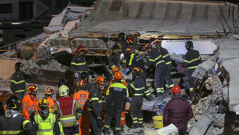 Nach dem schweren Erdbeben in Albanien vom Dienstag haben die Rettungskräfte am Samstag die Suche beendet. 50 Menschen starben, 41 sind noch in Spitälern.