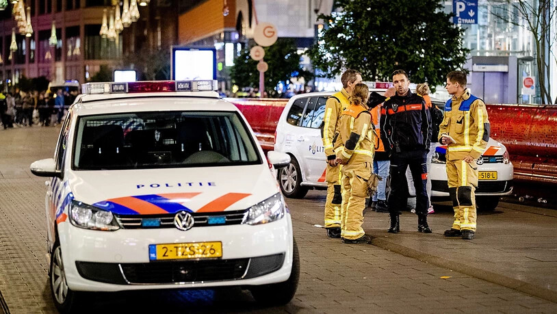 Nach der Messerattacke in Den Haag geht die Fahndung nach dem flüchtigen Täter mit Hochdruck weiter.