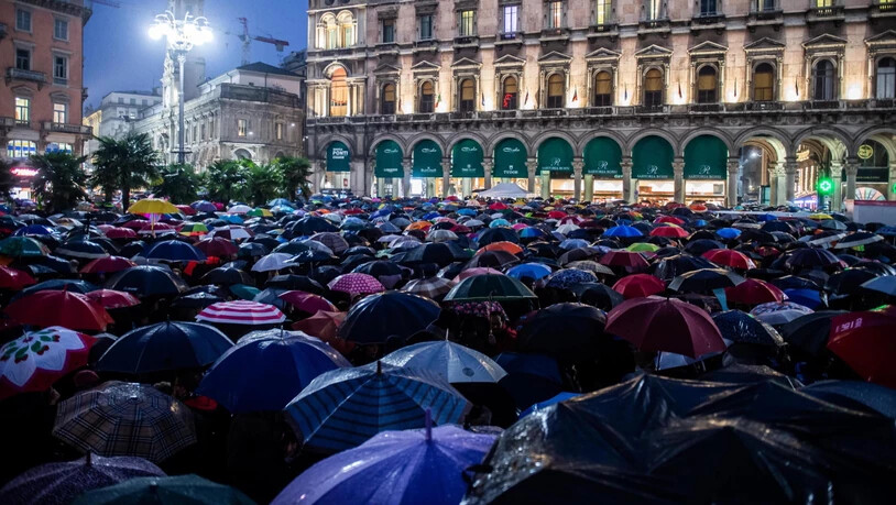 Bei strömendem Regen demonstrierten zehntausende Menschen auf dem Mailänder Domplatz gegen die rechte Lega und ihren Chef Salvini.