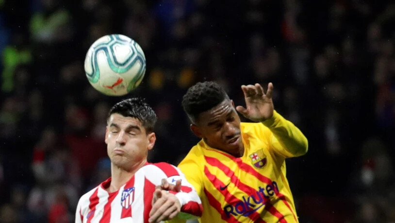 Duell mit geschlossenen Augen: Barcelonas Firpo Junior (rechts) gegen Atléticos Goalgetter Alvaro Morata