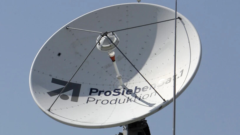 Satellitenschüssel auf einem Gebäude des TV Senders Pro SiebenSat 1. in München. (Archivbild9