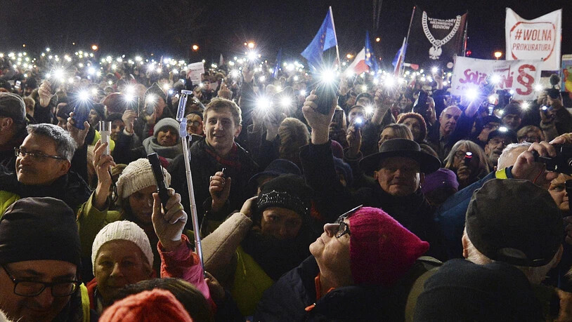 Solidarität mit suspendiertem Richter: Demonstranten in der polnischen Hauptstadt Warschau.