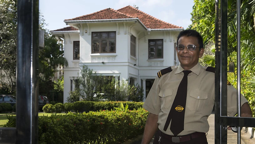 Ein Sicherheitsbeamter vor der Schweizer Botschaft in Colombo. (Archivbild)