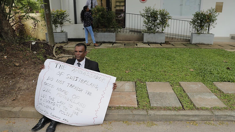 Ein ehemaliger srilankischer Militäroffizier demonstriert vor der Schweizer Botschaft in Colombo.