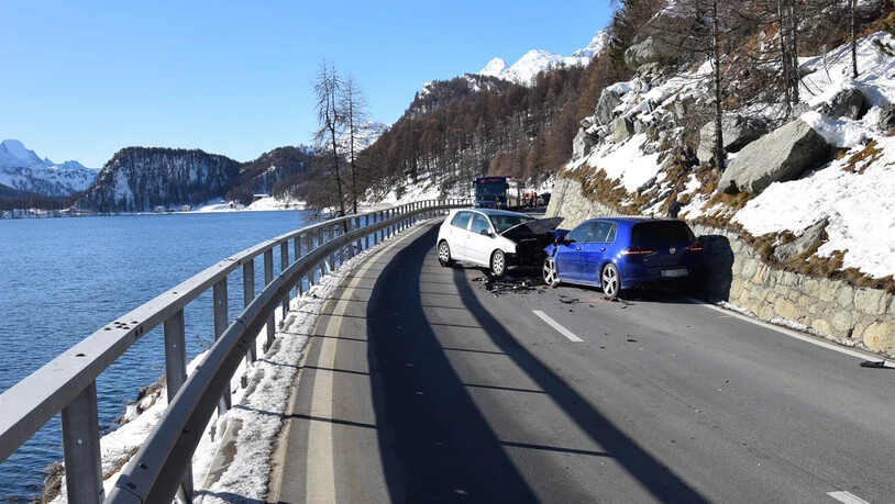 Die beiden total beschädigten Fahrzeuge mussten aufgeladen werden.