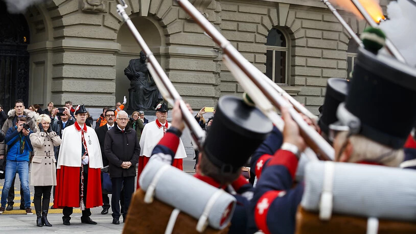 Die frisch gewählte Nationalratspräsidentin Isabelle Moret wurde am Mittwoch auf dem Bundesplatz von Waadtländer Milizoffizieren in Empfang genommen, die zu Ehren der neuen höchsten Schweizerin Böllerschüsse abfeuerten.