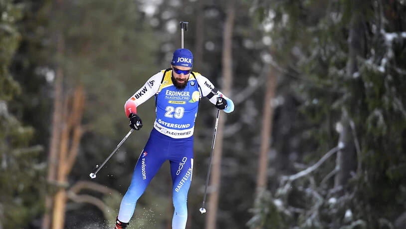 Der Biathlet Benjamin Weger gleitet durch die Wälder von Östersund.