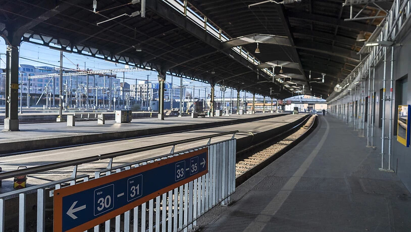 Die Bahnhöfe in Frankreich blieben menschenleer: Wegen des Generalstreiks wurde der Bahnverkehr lahmgelegt. (KEYSTONE/Georgios Kefalas)