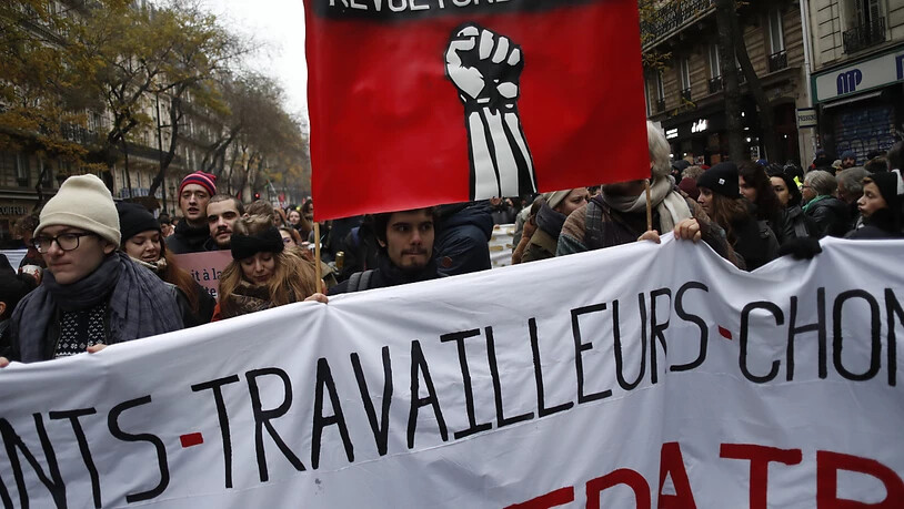 "Lasst uns aufbegehren!" heisst es auf einem Transparent von Protestierenden in Paris.