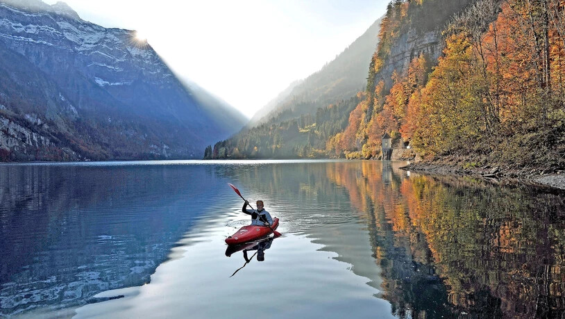 Kühl wirds immer noch: Trotz Erwärmung ist Baden im Klöntalersee im Herbst nur noch etwas für die ganz Harten.