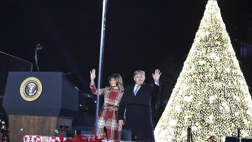 US-Präsident Donald Trump und seine Frau haben am Donnerstag (Ortszeit) den Weihnachtsbaum der US-Nation zum Erleuchten gebracht.