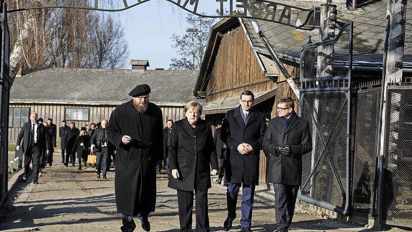Die deutsche Kanzlerin Angela Merkel am Freitag im ehemaligen deutschen Konzentrationslager Auschwitz beim berüchtigten Tor mit dem zynischen Schriftzug "Arbeit macht frei".