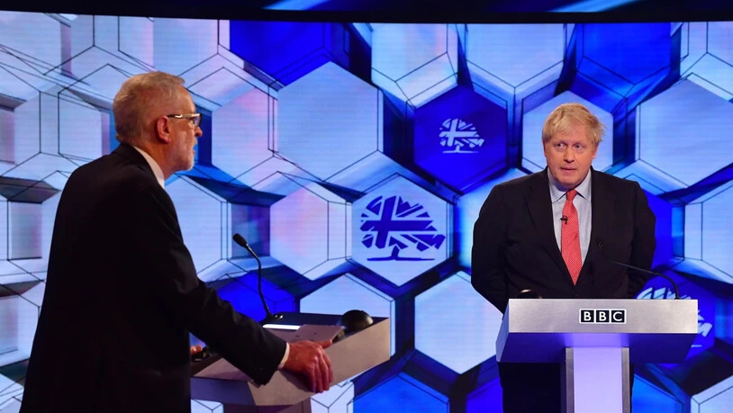 Der britische Premier Boris Johnson (rechts) musste sich beim letzten TV-Duell vor den Wahlen in Grossbritannien vom Chef der Opposition Jeremy Corbyn zahlreiche Vorwürfe zu seiner Politik anhören.