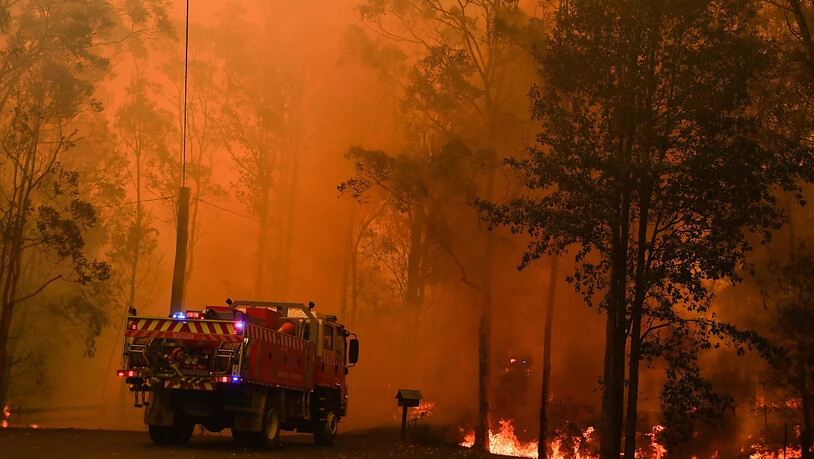 Die teilweise ausser Kontrolle geratenen Buschbrände haben Menschen im australischen Bundesstaat Queensland in die Flucht getrieben.  EPA/MICK TSIKAS AUSTRALIA AND NEW ZEALAND OUT