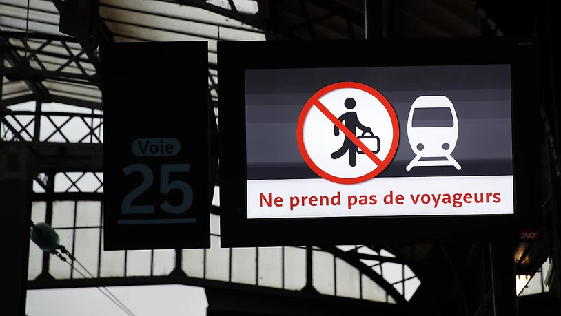 Information an einem Bahnhof in Paris: Der Zug nimmt keine Reisenden mit.