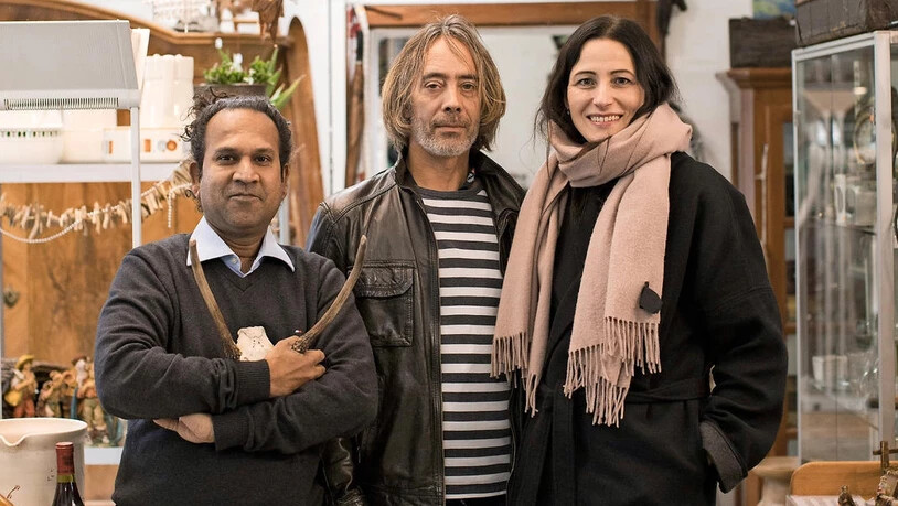 Sasi Subramaniam, David Knobel und Iris Becher (von links) sind Fans der Brockenstube Toni in Glarus.